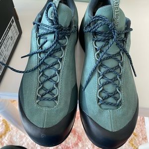 Brand new Arc’Teryx womens konseal FL 2 leather GTX hiking shoes